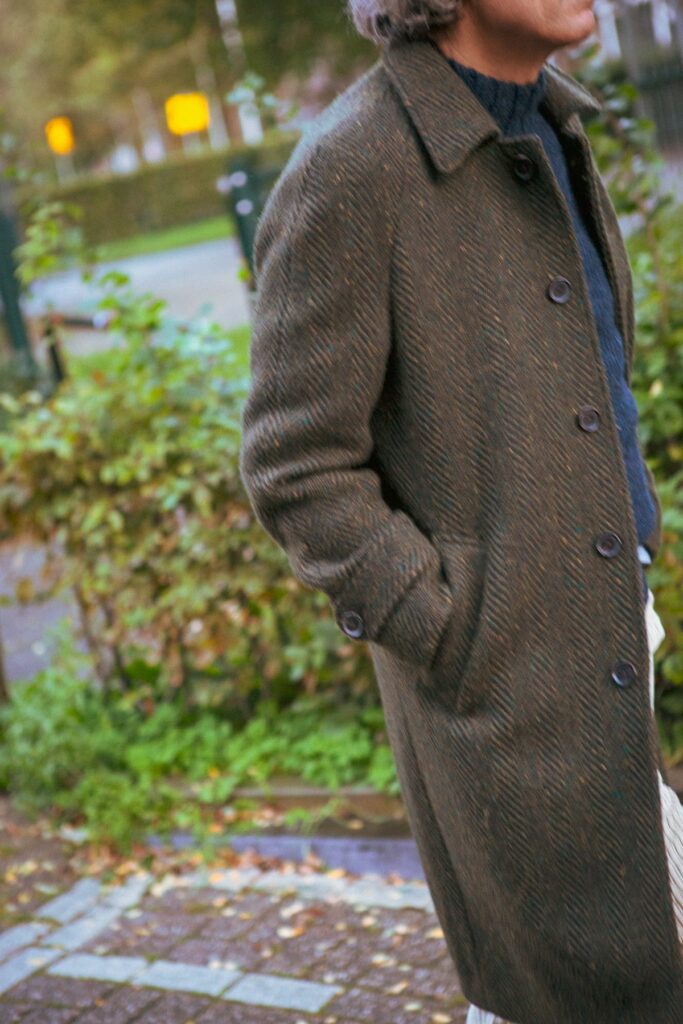 Raglan mouwen in de Balmacaan van NEW TAILOR in een Tweed van W.Bill