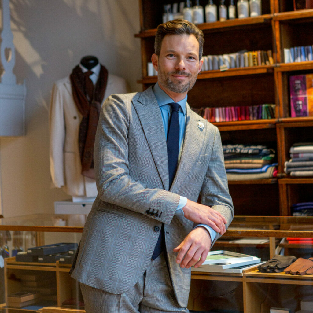 Het Grijze Price of Wales pak van Micah Fox