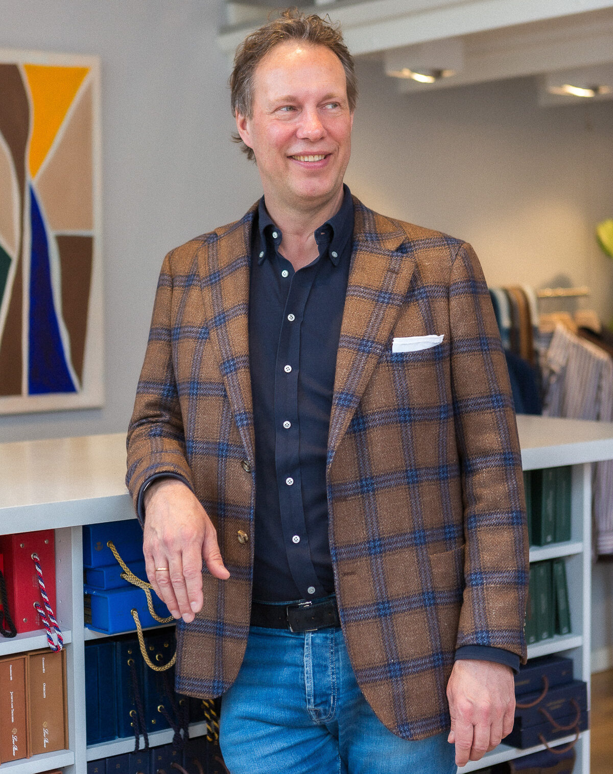 Martijn van Hall in zijn casual jasje met overruit