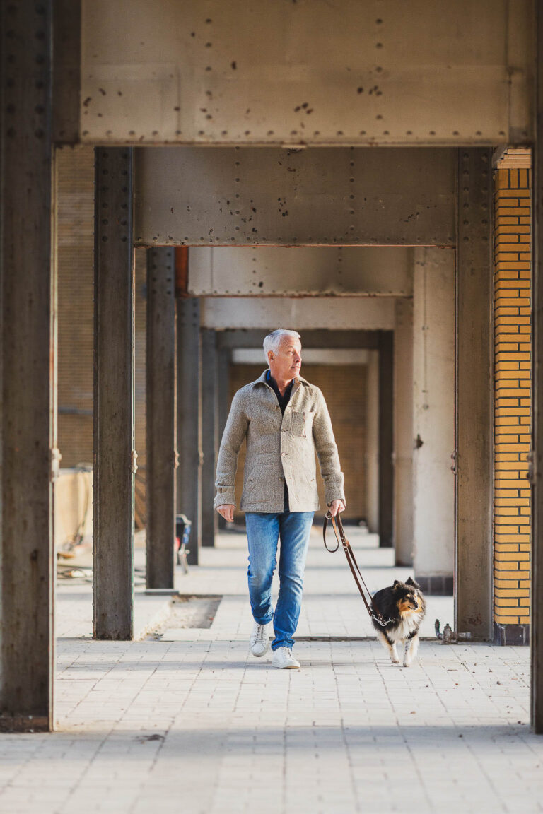 Johan Baars met Hond in Dutch Tweed Urban
