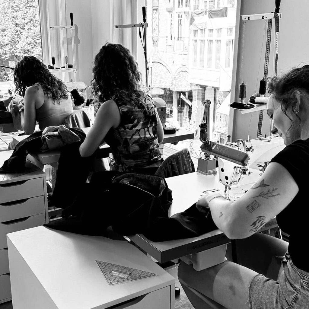 Drie kleermaaksters maken jouw jasje/pak/urban