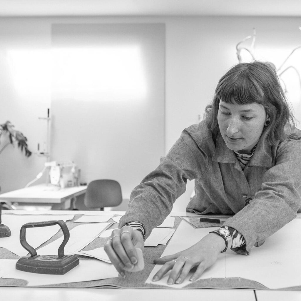 Katja krijt het patroon op de stof